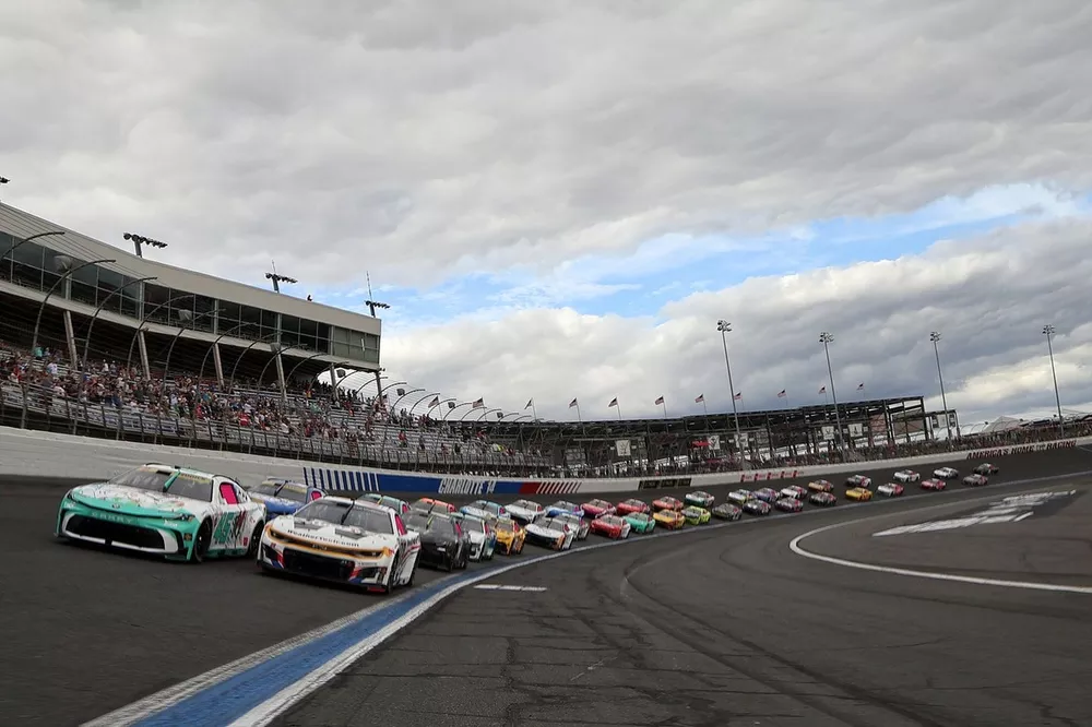 Tyler Reddick, 23XI Racing Toyota, Shane van Gisbergen, Trackhouse Racing Chevrolet
