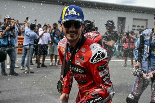 Bagnaia: "Esta victoria va para el equipo; no tenemos una idea clara de qu&eacute; pasa"
