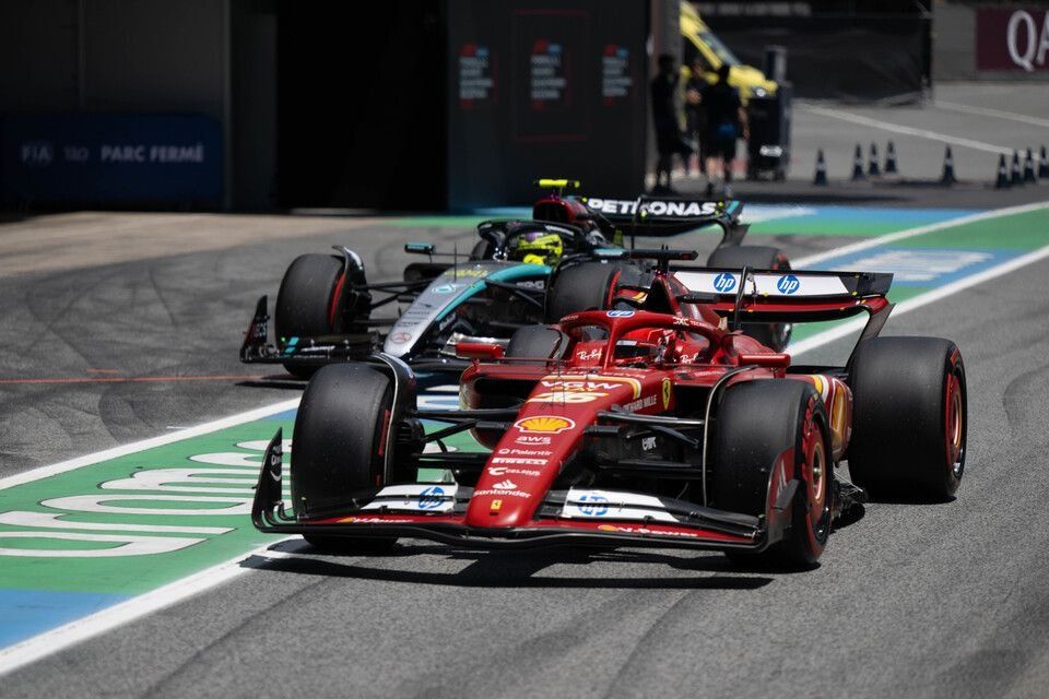 Charles Leclerc, Ferrari SF-24, Lewis Hamilton, Mercedes F1 W15, en boxes