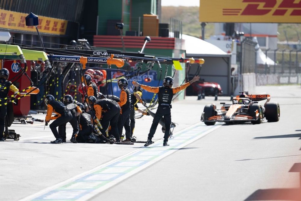 Oscar Piastri, McLaren MCL38, in the pit lane for a pit stop