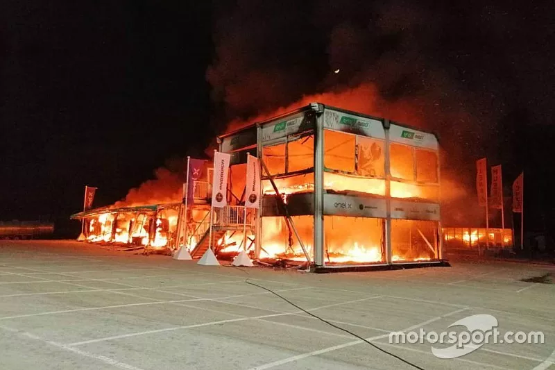 Brand in de paddock van het Jerez Circuit
