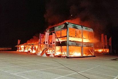 Paura a Jerez: a fuoco il box della MotoE con tutte le moto al suo interno!