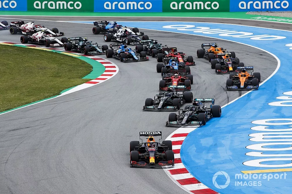Max Verstappen, Red Bull Racing RB16B, Lewis Hamilton, Mercedes W12, Valtteri Bottas, Mercedes W12, Daniel Ricciardo, McLaren MCL35M, Charles Leclerc, Ferrari SF21, and the rest of the field on the opening lap