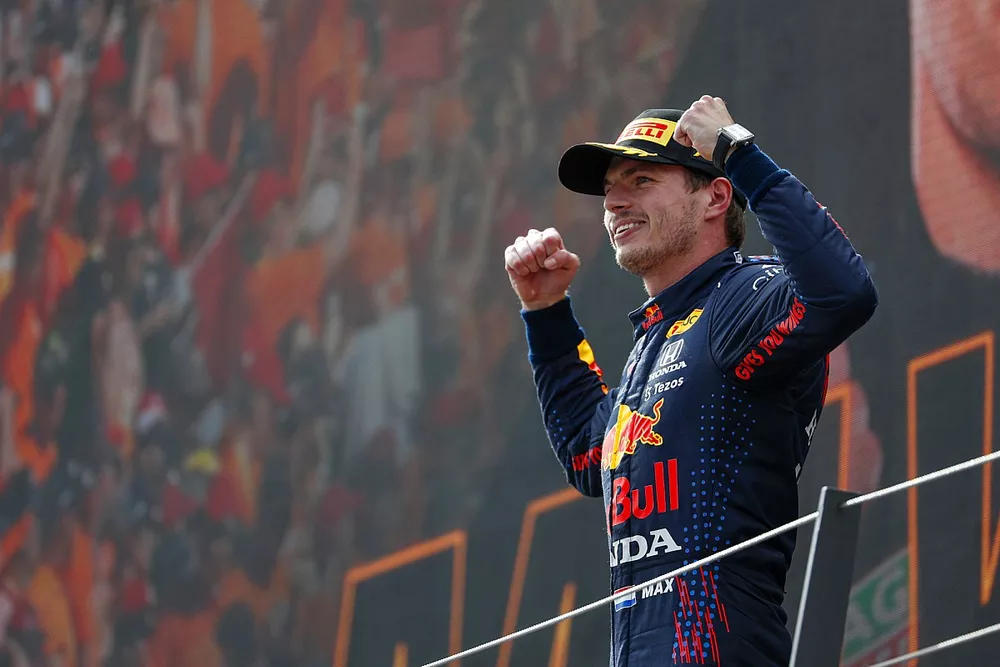Max Verstappen, Red Bull Racing, c&eacute;l&egrave;bre sa victoire sur le podium
