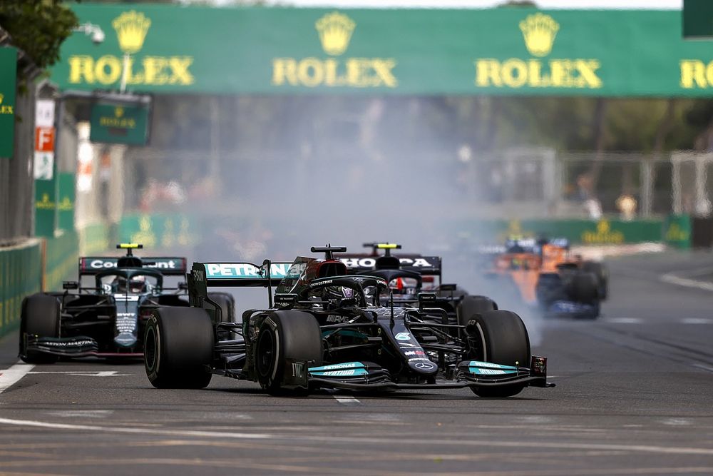 Lewis Hamilton, Mercedes W12, Sebastian Vettel, Aston Martin AMR21