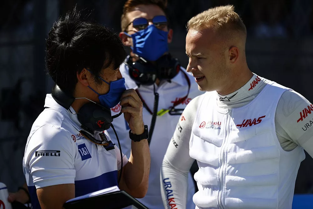 Ayao Komatsu, Haas Chief Engineer, and Nikita Mazepin, Haas F1, on the grid