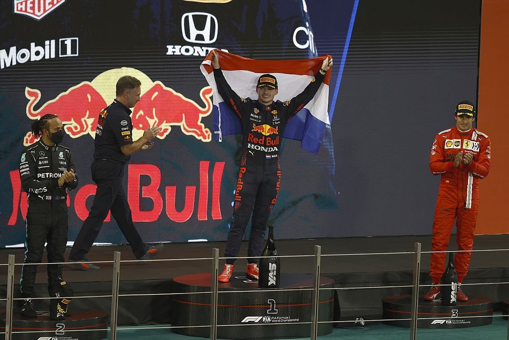 Podio: ganador y campe&oacute;n Max Verstappen, Red Bull Racing, segundo lugar Lewis Hamilton, Mercedes, tercer lugar Carlos Sainz Jr., Ferrari