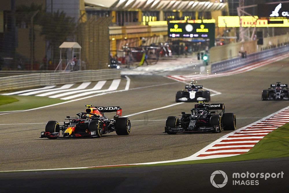 Sergio Pérez, Red Bull Racing RB16B, Sebastian Vettel, Aston Martin AMR21