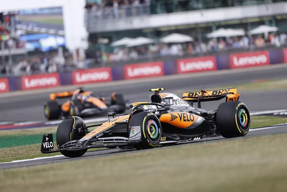 Lando Norris, McLaren MCL60, Oscar Piastri, McLaren MCL60
