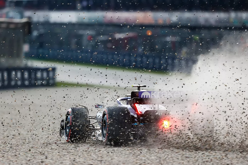 Logan Sargeant, Williams FW45, se sale de pista en la &uacute;ltima curva durante la FP3