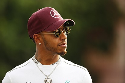 Hamilton no cree que le ayude que Ferrari no utilice órdenes de equipo