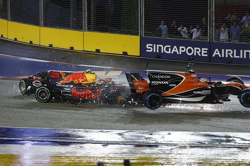 | F1 17 T.XVIII | Próxima carrera 12 de enero y modificación del calendario F1-singapore-gp-2017-max-verstappen-red-bull-racing-rb13-fernando-alonso-mclaren-mcl32-hon-5589199