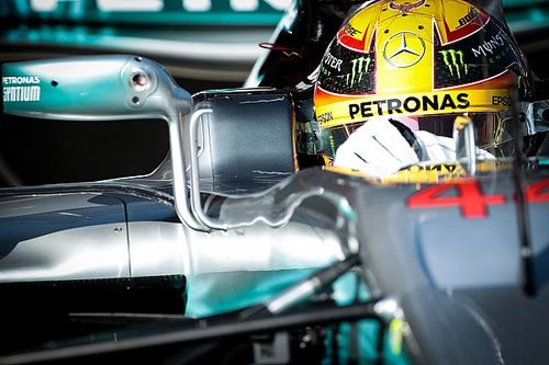 Hamilton: "Ferrari va de farol"
