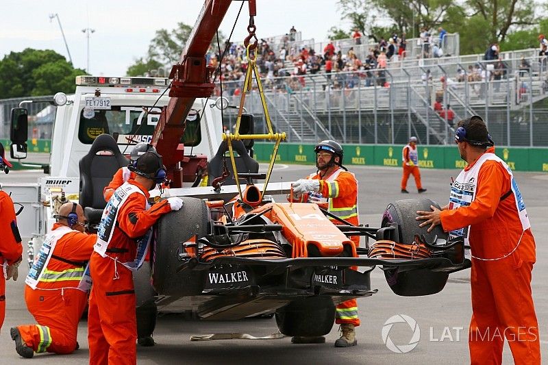 El coche de Fernando Alonso, McLaren MCL32 es movido de la pista