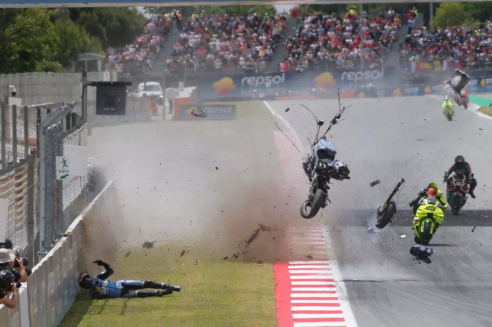La chute d'Alex Marquez, Gresini Racing, après le contact avec Pedro Acosta, Red Bull KTM Factory Racing