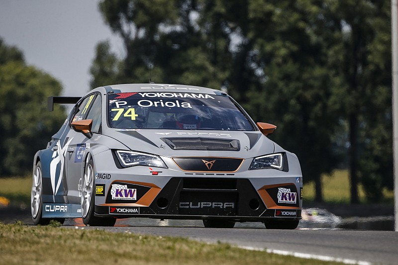 WTCR Slowakije: Oriola ontloopt straf en wint eerste race