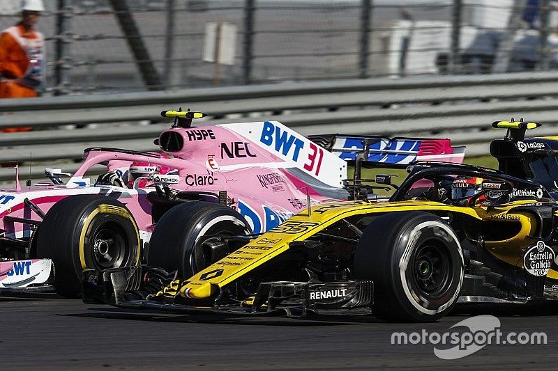 Esteban Ocon, Force India VJM11, battles with Carlos Sainz Jr., Renault Sport F1 Team R.S. 18