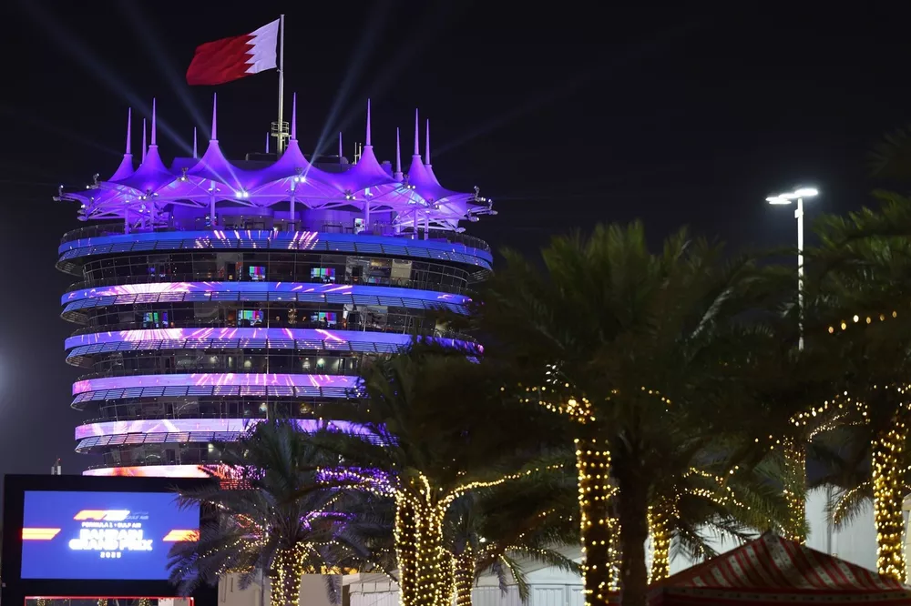 Bandera de Bahrein en la Torre de Sakhir