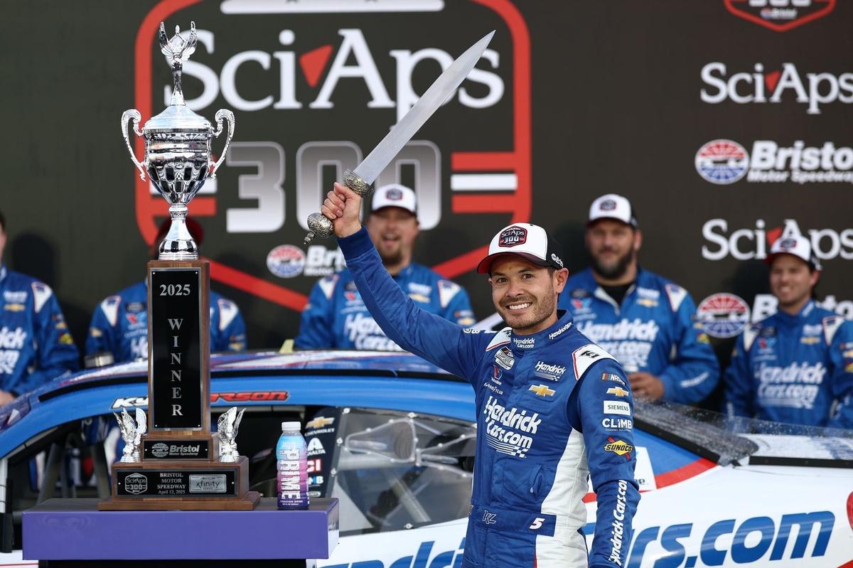 Kyle Larson: "I want to embarrass" the NASCAR Xfinity field