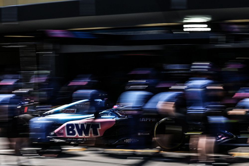 Fernando Alonso, Alpine A522, en boxes durante los entrenamientos