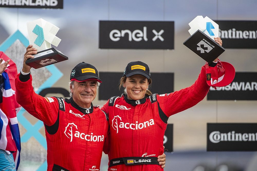 Laia Sanz, Carlos Sainz, Sainz XE Team con el trofeo