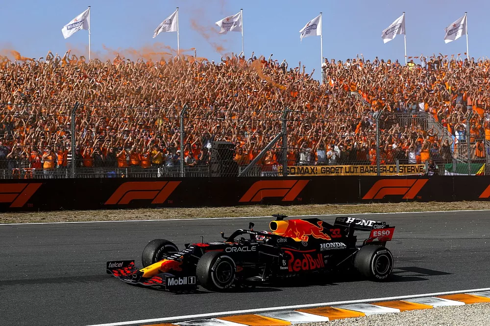 Racewinnaar Max Verstappen, Red Bull Racing RB16B zwaait naar zijn fans