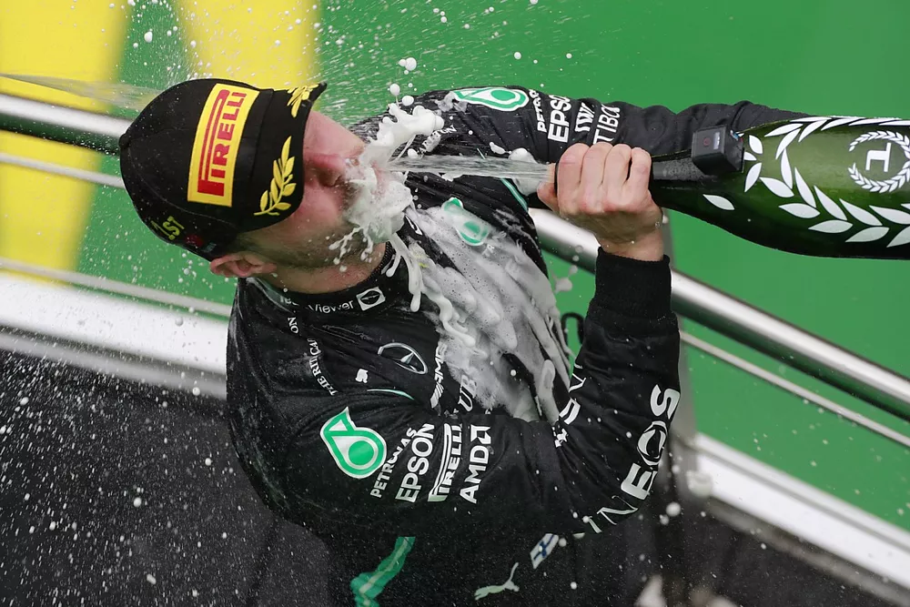 Le vainqueur Valtteri Bottas, Mercedes, f&ecirc;te avec le Champagne sur le podium