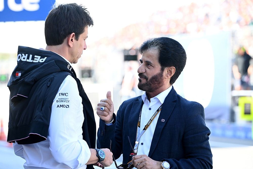 Toto Wolff, director del equipo y consejero delegado de Mercedes AMG, con Mohammed bin Sulayem, presidente de la FIA