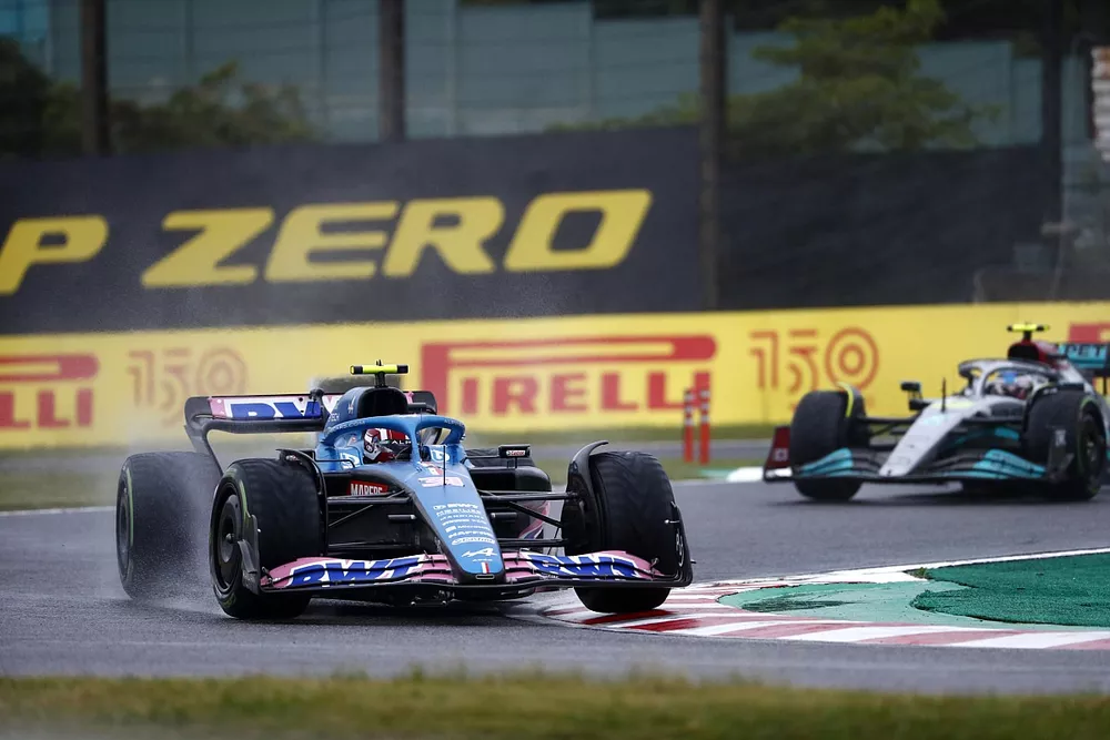 Esteban Ocon, Alpine A522, Lewis Hamilton, Mercedes W13