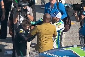 VÍDEO: Pilotos da NASCAR trocam socos após corrida no Kansas