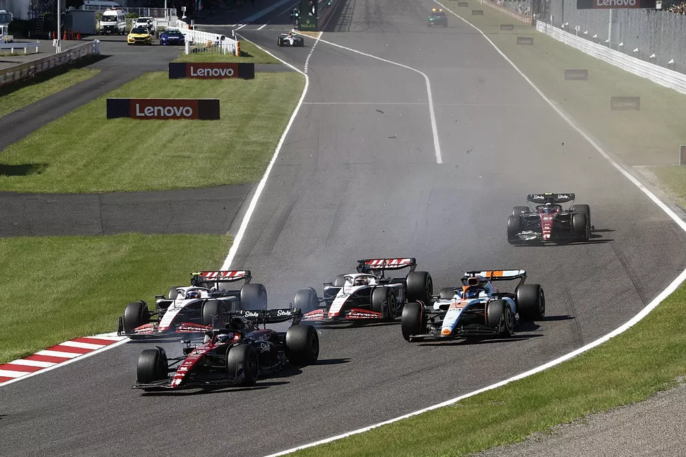 Valtteri Bottas, Alfa Romeo C43, Alex Albon, Williams FW45, Nico Hulkenberg, Haas VF-23, Kevin Magnussen, Haas VF-23, Zhou Guanyu, Alfa Romeo C43, en la salida.