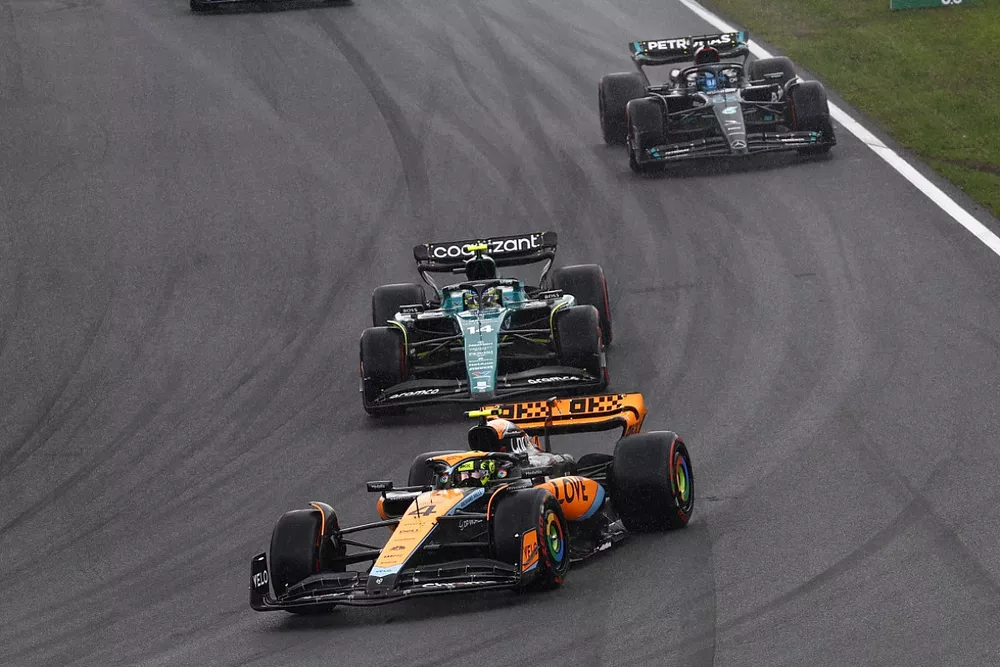 Lando Norris, McLaren MCL60, Fernando Alonso, Aston Martin AMR23, George Russell, Mercedes F1 W14