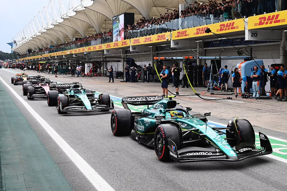 Fernando Alonso, Aston Martin AMR23, Lance Stroll, Aston Martin AMR23, Zhou Guanyu, Alfa Romeo C43, in the pit lane