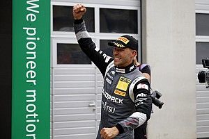 Kelvin van der Linde w Lexusie