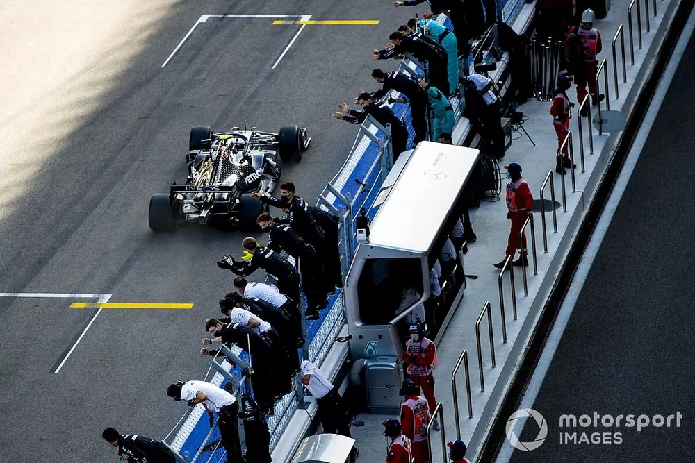 Race Winner Valtteri Bottas, Mercedes F1 W11 crosses the line to his team celebrating