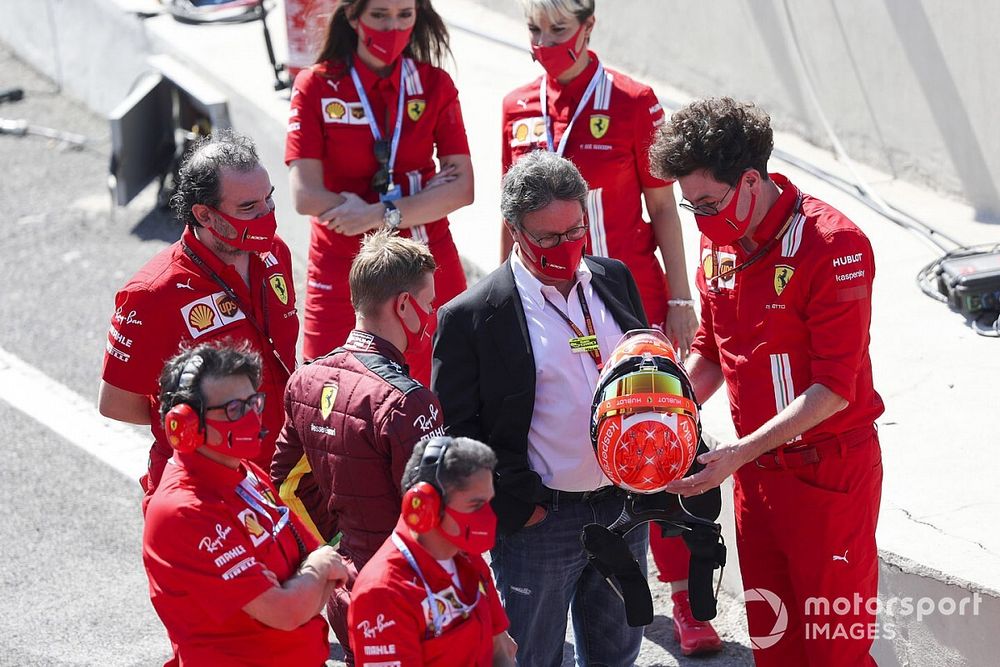 Louis Camilleri, CEO y Presidente de Ferrari, y Mattia Binotto, Director de la escuder&iacute;a Ferrari, le entregan a Mick Schumacher un casco basado en el dise&ntilde;o del casco de su padre, para que lo use mientras conduce el Ferrari F2004 donde gan&oacute; el campeonato
