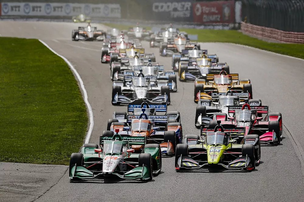 Colton Herta, Andretti Harding Steinbrenner Autosport Honda and Santino Ferrucci, Dale Coyne Racing with Vasser Sullivan Honda lead the field to the green flag