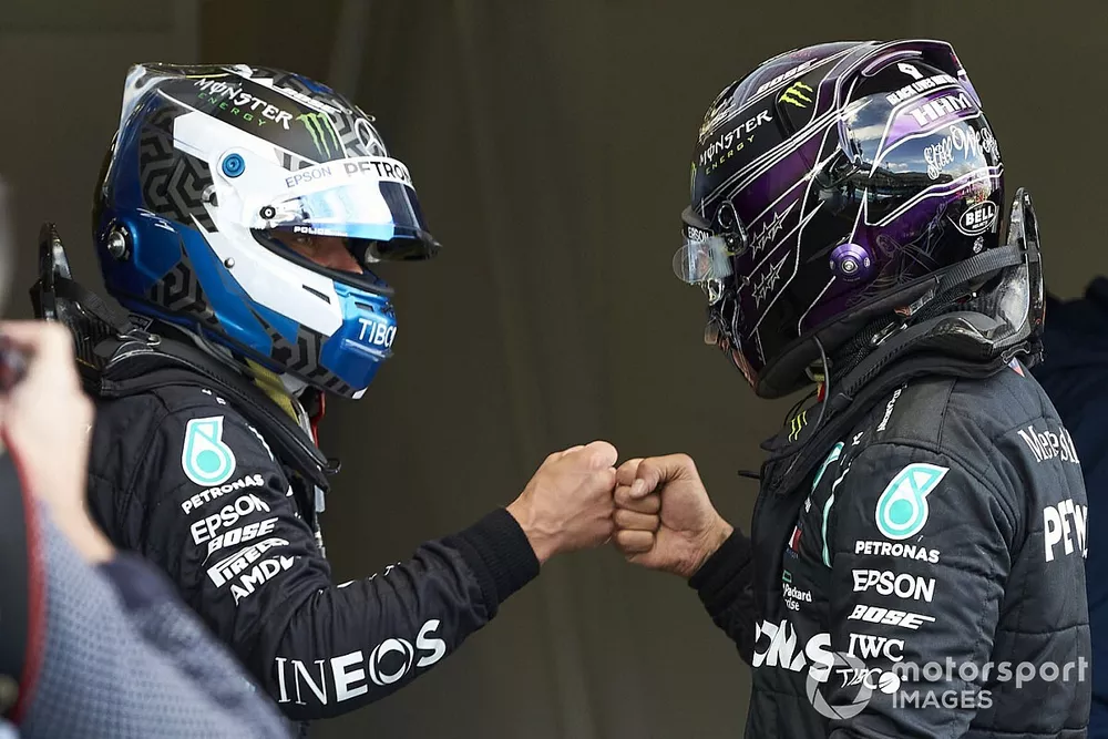 La premi&egrave;re ligne Valtteri Bottas, Mercedes-AMG F1, et Lewis Hamilton, Mercedes-AMG F1