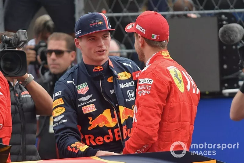 Charles Leclerc, Ferrari, hombre de la pole Max Verstappen, Red Bull Racing, y Sebastian Vettel, Ferrari, despu&eacute;s de la calificaci&oacute;n.