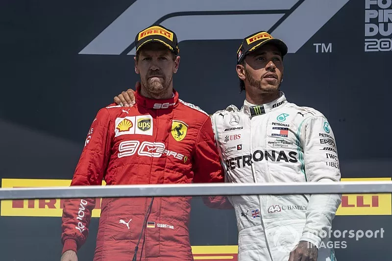 Sebastian Vettel, Ferrari, second, et Lewis Hamilton, Mercedes AMG F1, vainqueur, sur le podium