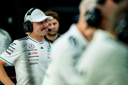 EXCLUSIVO: Bottas vê ‘exagero’ em análise sobre primeiro ano de Hamilton na Ferrari, mas destaca: “Subestimaram Charles”