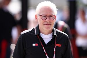 F1: Jacques Villeneuve critica McLaren por tratamento 'infantil' com Norris e Piastri 