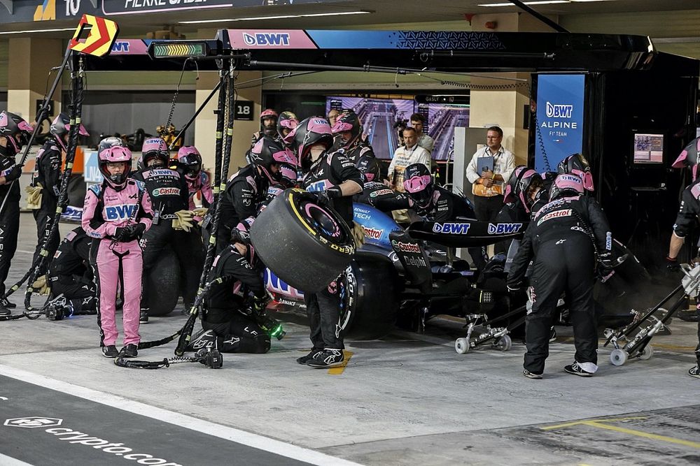Pierre Gasly, Alpine A523, hace una parada en pits