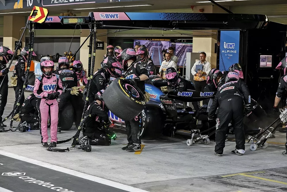 Pierre Gasly, Alpine A523, hace una parada en pits