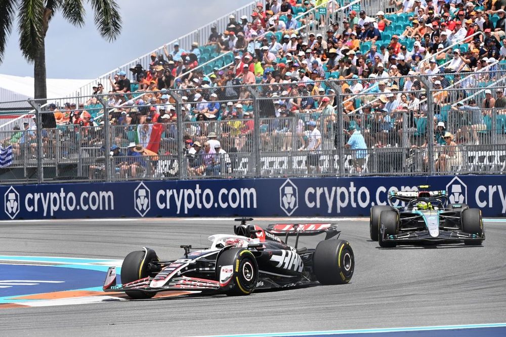 Kevin Magnussen, Haas VF-24, Lewis Hamilton, Mercedes F1 W15