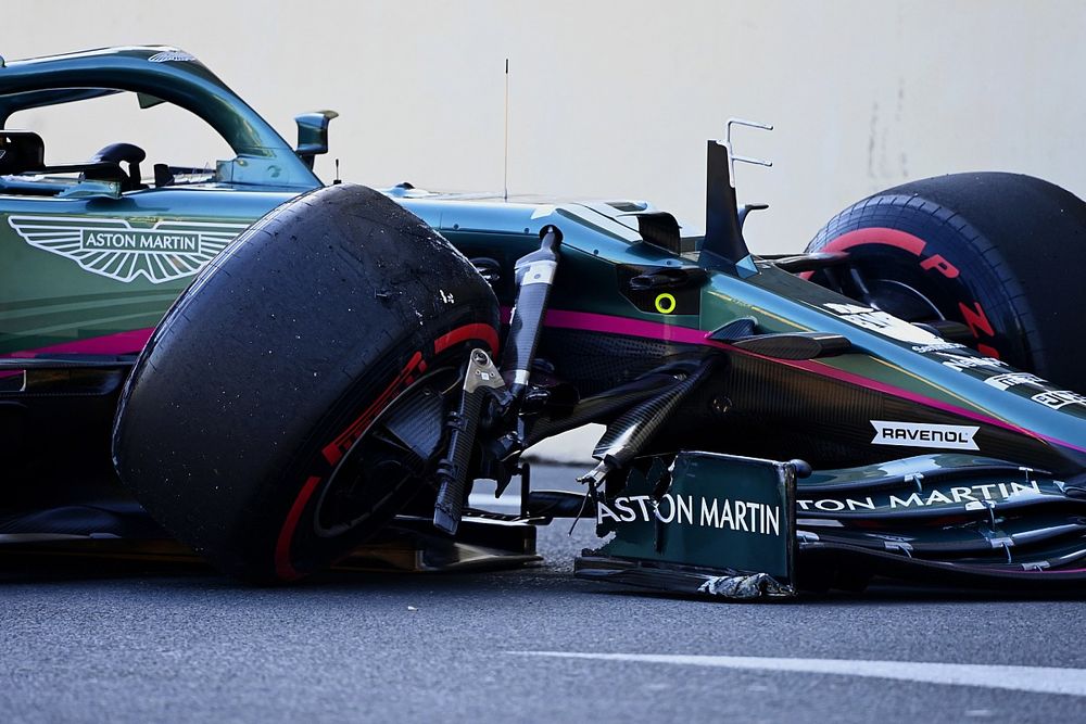 El coche dañado de Lance Stroll, Aston Martin AMR21