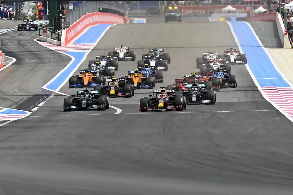 Max Verstappen, Red Bull Racing RB16B, Lewis Hamilton, Mercedes W12, Valtteri Bottas, Mercedes W12, Sergio Perez, Red Bull Racing RB16B,Carlos Sainz Jr., Ferrari SF21 et le reste du peloton au d&eacute;part