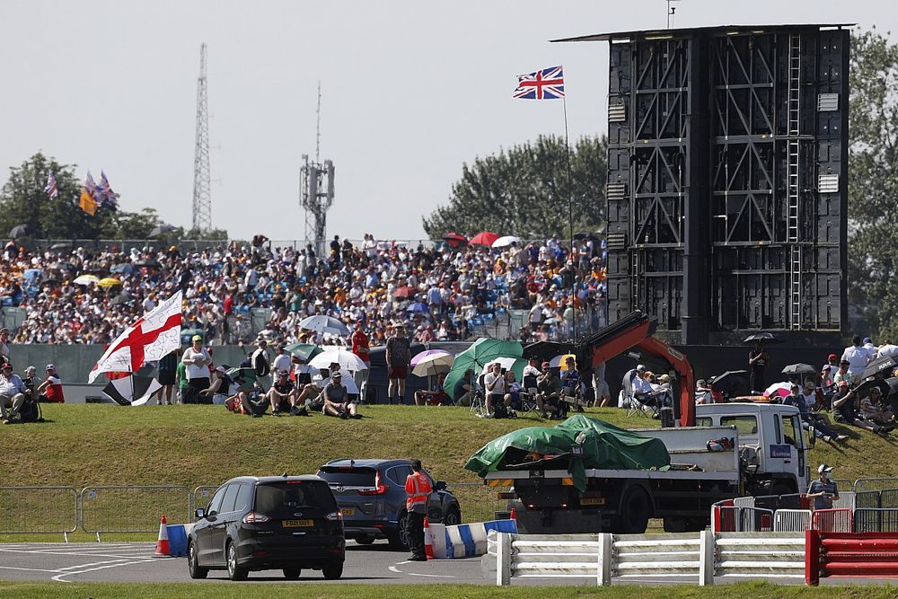 El coche de Max Verstappen, el Red Bull Racing RB16B, vuelve al garaje en una gr&uacute;a