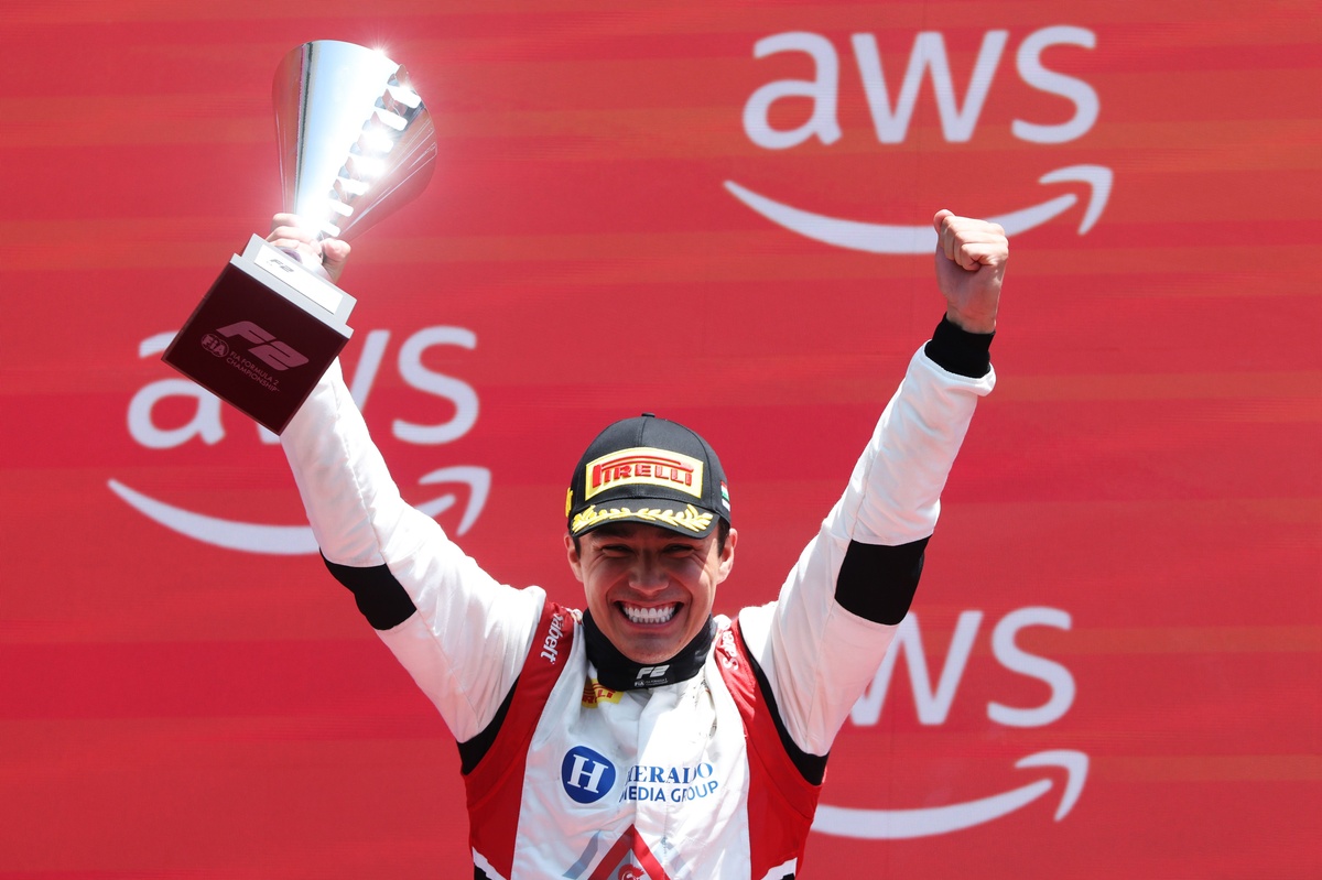 Noel León gana la Carrera Feature de la F2 en Hungría