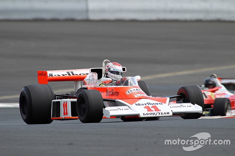 F1公式プログラム　1977年日本グランプリ　富士スピードウェイ フォトギャラリー】40年の時を超え、当時のF1マシンが富士を疾走